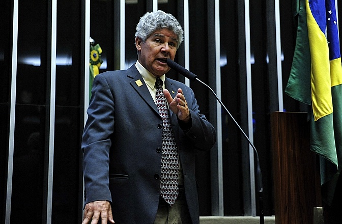 Chico Alencar anuncia prisão de Cunha