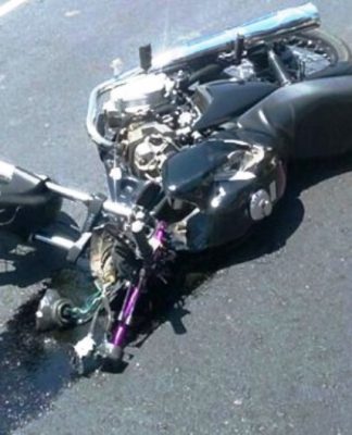 Motociclista morre ao bater em caminhão