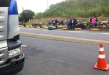 Motociclistas morrem após acidente com caminhão de combustível