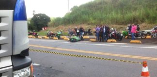 Motociclistas morrem após acidente com caminhão de combustível