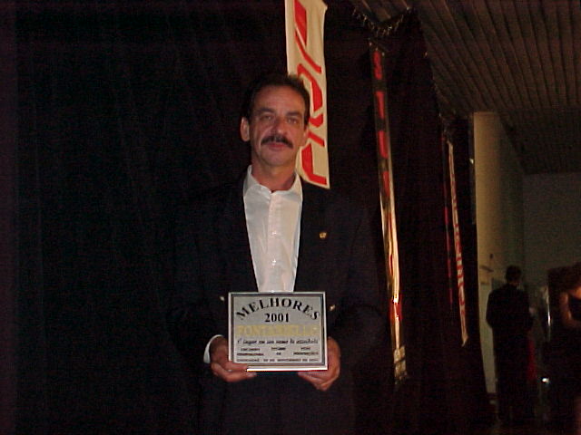 Carlos Fontanielo recebe o prêmio pela extinta empresa Fontaniello Volkswagen