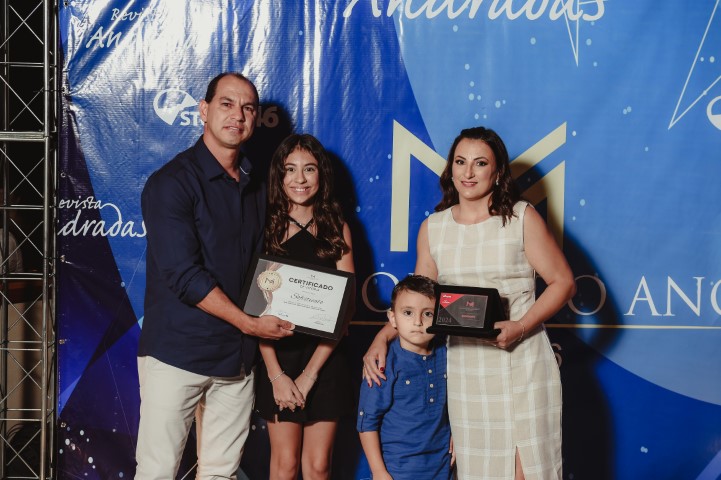 Ao lado de sua família, Fábio recebe o troféu de “Melhor do Ano” de 2024, conquista que ocorreu menos de um ano após o incêndio.